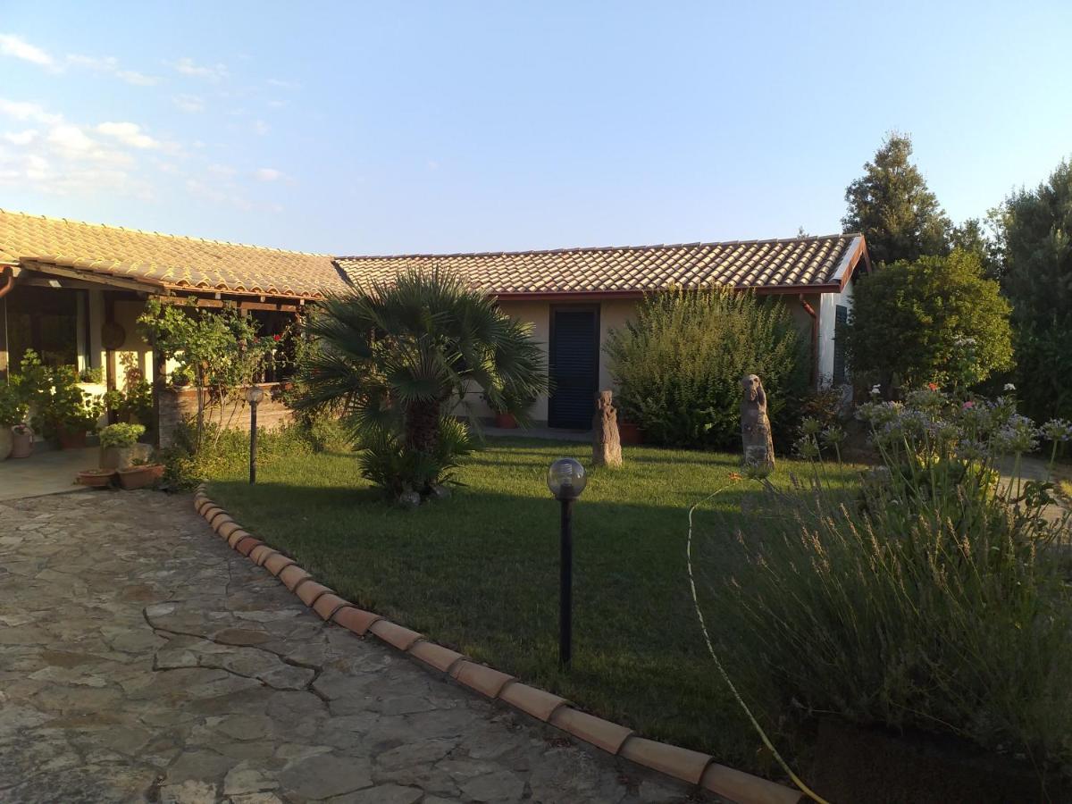 B&B Is Camminantis Nurallào 外观 照片
